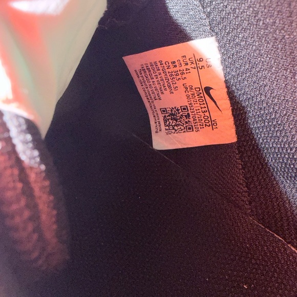 Nike Black and White Low-Top Sneakers - Picture 8 of 8